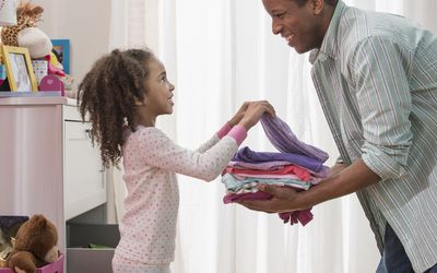 奖励制度激励孩子做家务。