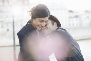 在法国巴黎的塞纳河边拥抱的情侣——在排卵期，性吸引力更高