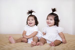 同卵双胞胎女婴
