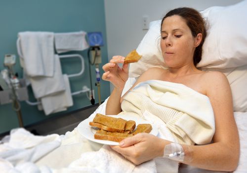 孕妇在医院产房吃花生酱吐司