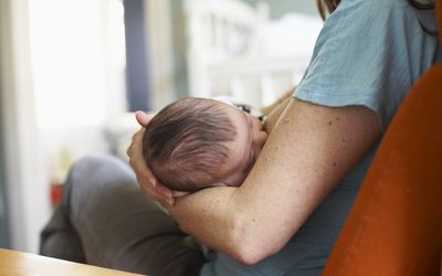 一位妇女正在用母乳喂养她的婴儿