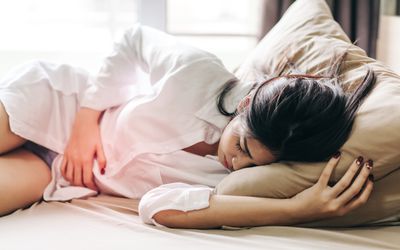 女人在家里睡觉时摸腹部疼痛