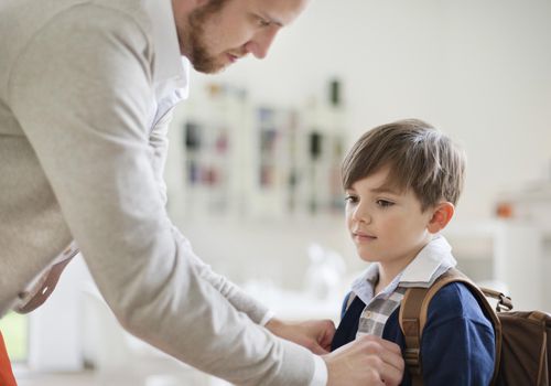 一个男人在为儿子准备上学