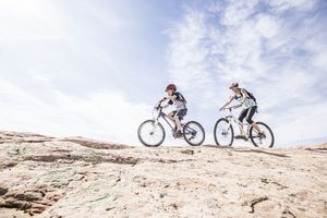 白人母子骑着山地自行车