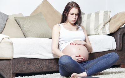 一个孕妇正在经历布拉克斯顿希克斯宫缩。