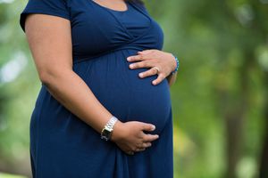 精准医疗gnant woman holds her belly