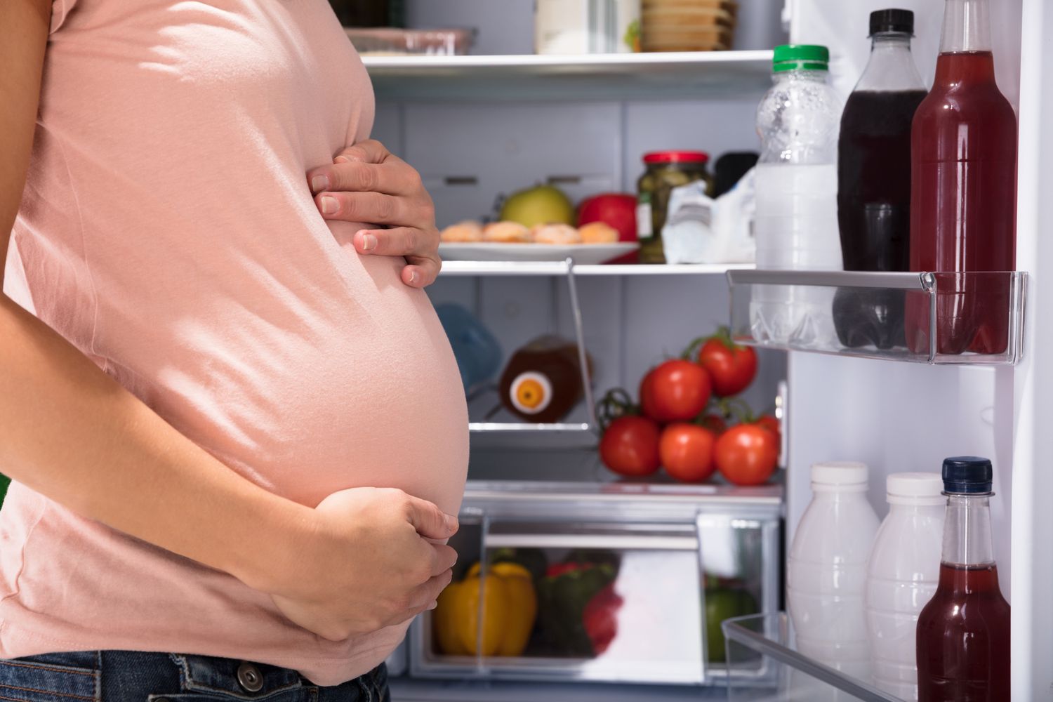 孕妇站在冰箱前