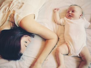 妈妈和婴儿睡觉睡觉