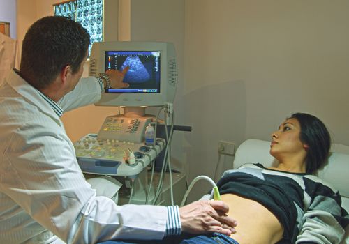 医生用超声波的婴儿怀孕了