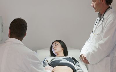 医生为孕妇检查身体