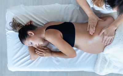 孕妇接受脊椎按摩护理