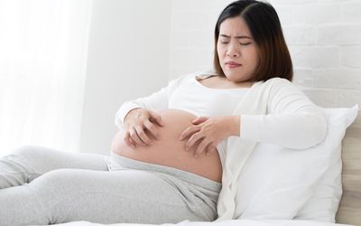 东南亚孕妇的腹部皮肤瘙痒从而引起斑纹。孕妇与妊娠纹或纹的问题概华体会体育官方人口念