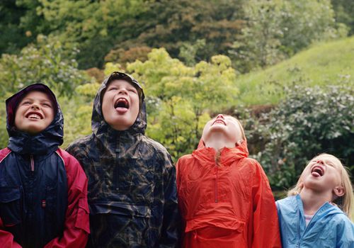 孩子们在雨中玩耍