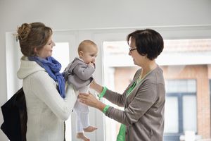 女人把女儿交给保姆