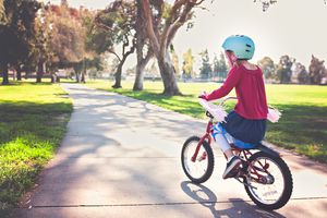 女孩在公园里骑自行车