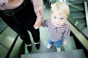 小男孩和妈妈在自动扶梯上＂width=