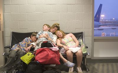 家人在机场过夜