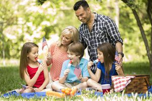夏天一家人喜欢7月4日野餐。美国国旗