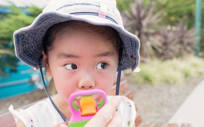 toddler sucking from a water bottle