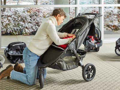 育儿editor testing Britax stroller in the Verywell Family testing lab