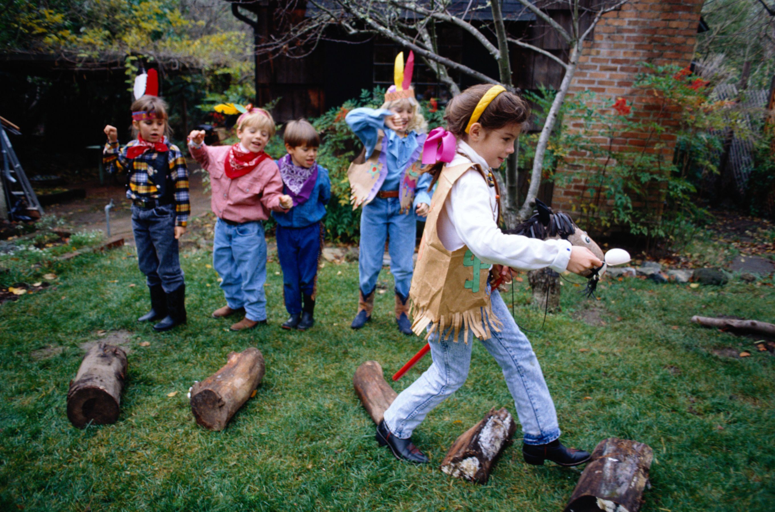 儿童户外派对游戏-装扮接力赛