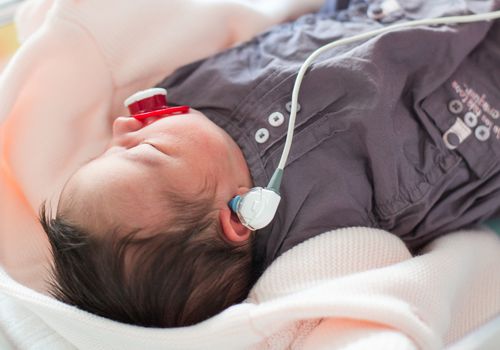 新生儿在新生儿重症监护室接受听力测试