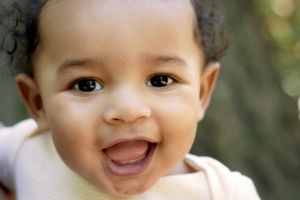 非裔美国婴儿看着镜头，特写