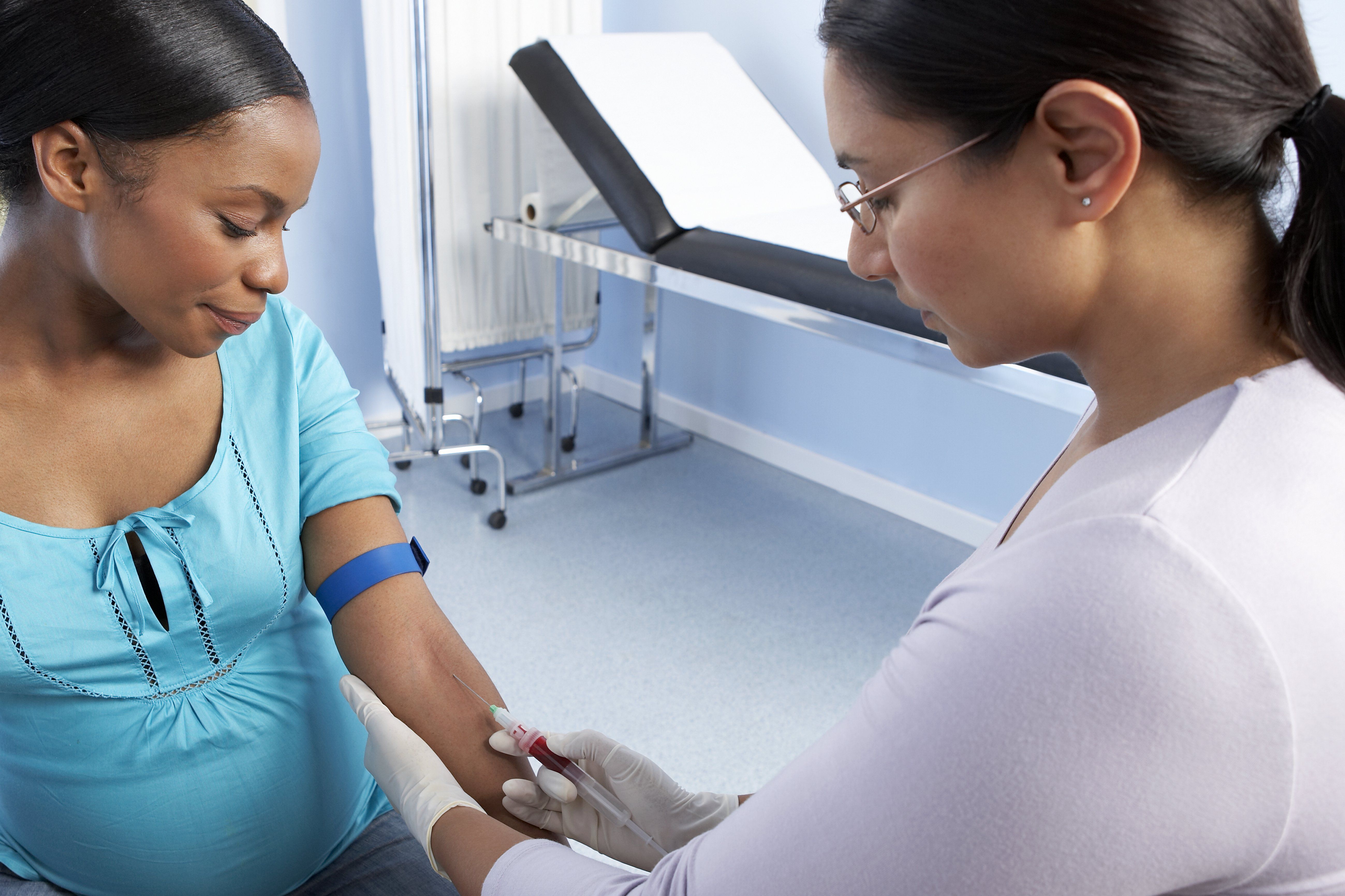 助产士从孕妇手臂抽取血液样本