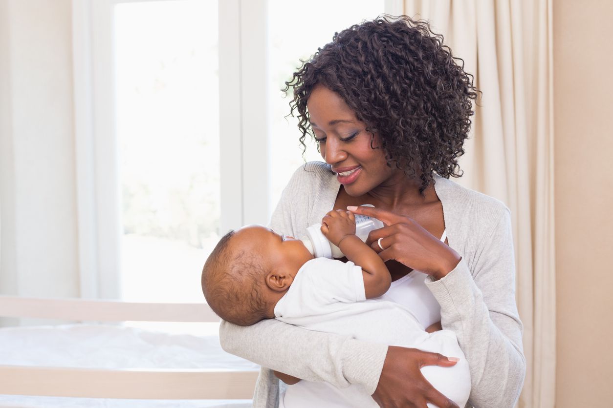 女人给孩子养一瓶