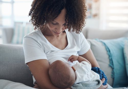 父母用母乳喂养婴儿