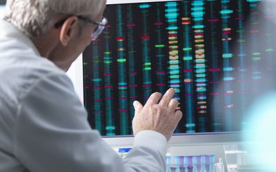 科学家在实验室的电脑屏幕上比较DNA结果