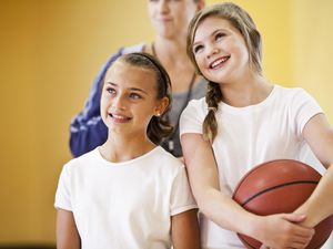 两个女孩打篮球的特写镜头