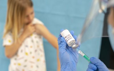 小女孩接种了新冠病毒疫苗