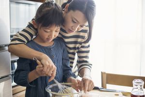 母女俩一起做饼干