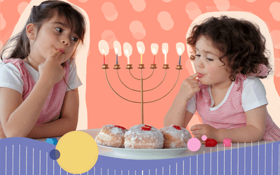 两个女孩在烛台旁吃甜点＂width=