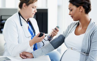 孕妇在常规门诊检查血压