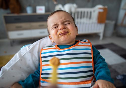 愤怒的幼儿吐食物