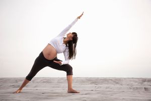 在孕妇瑜伽里的瑜伽