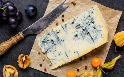 一块用未经巴氏消毒的牛奶制成的蓝纹奶酪，可能含有李斯特菌