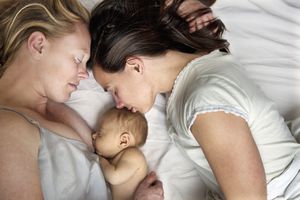 两名妇女在婴儿喂奶时睡觉