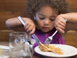 小孩子用银器切食物