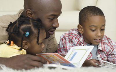 父亲和孩子们一起读书