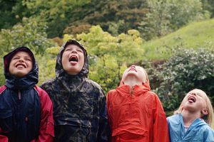 孩子们在雨中玩耍