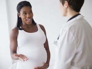 公关egnant woman discussing issues with her doctor.