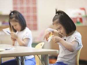 患有唐氏综合症的混血学生在教室里