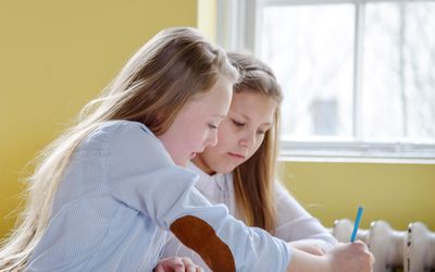 女学生在帮助她的朋友