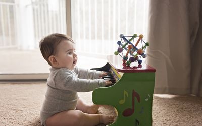 宝宝在玩玩具钢琴