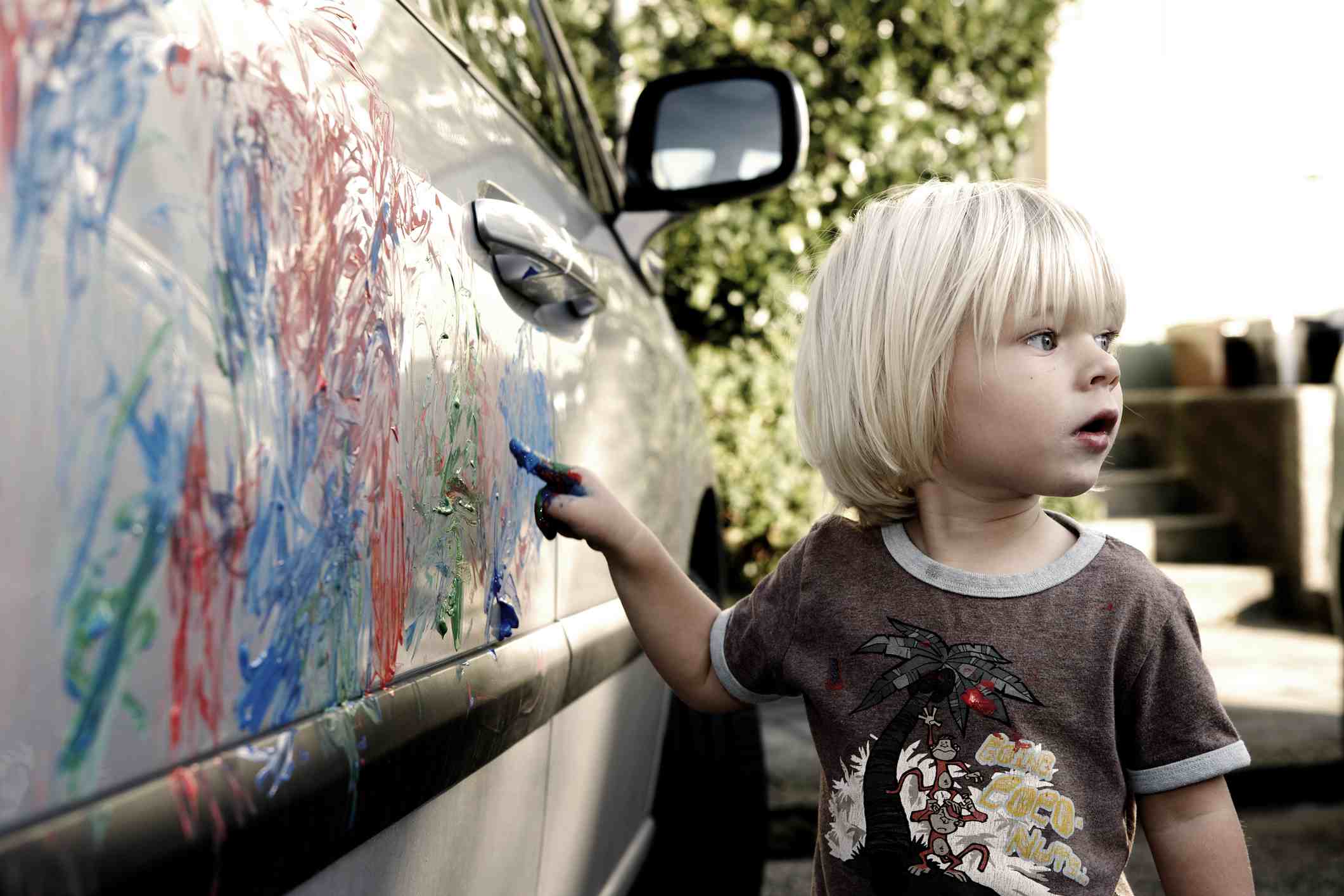 小男孩在汽车上画画