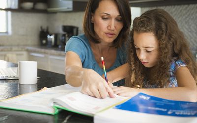 在家上学的父母帮助女儿学习