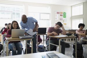 高中老师在电脑教室里帮助学生